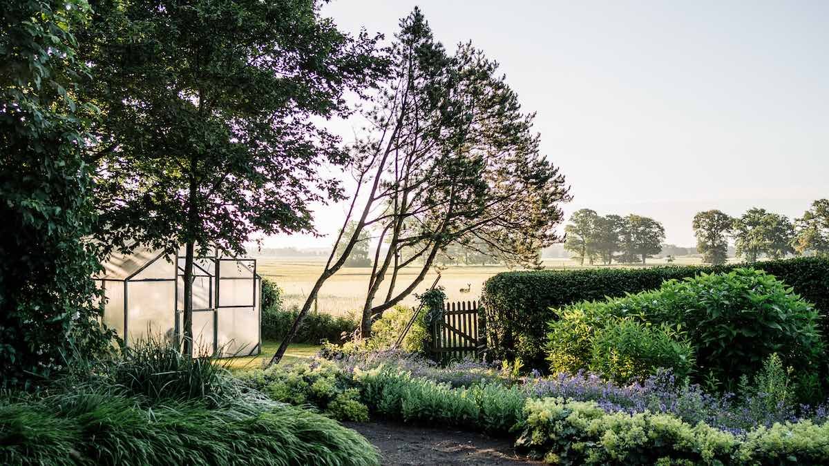 Blick auf eine Gartenlandschaft