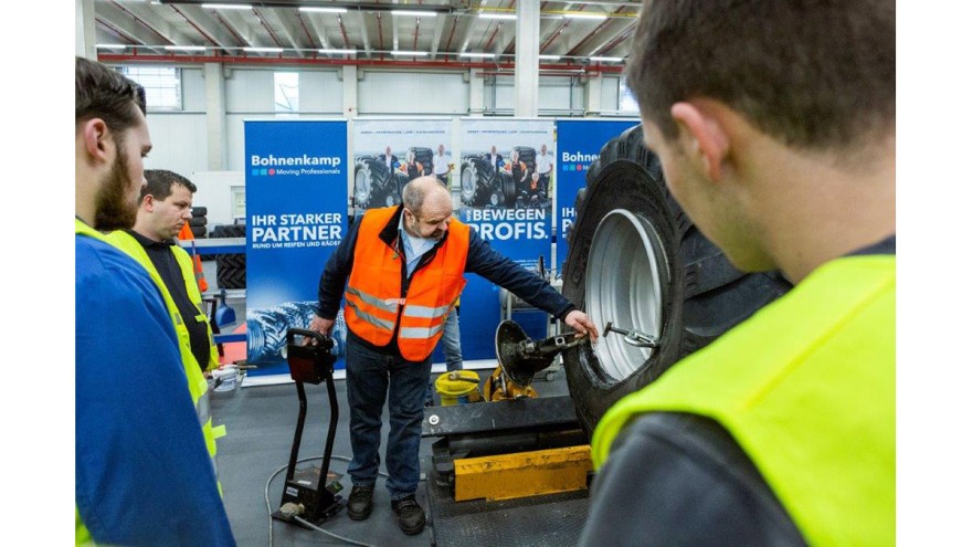 Assembly training large tire by Bohnenkamp